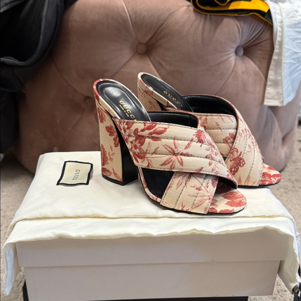 Gucci Women's Beige and Red Floral Heels